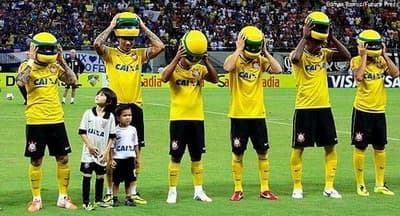 En otra ocasión, los jugadores salieron a la cancha con una réplica del casco que utilizaba el popular piloto.