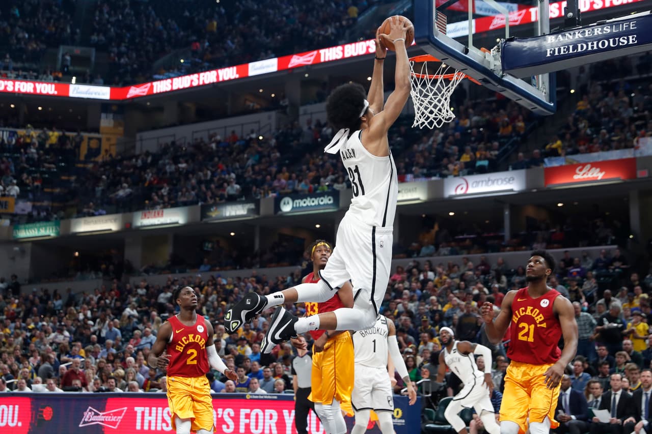 En dos ocasiones los Pacers se fueron arriba en el marcador con triples, de Myles Turner y Wesley Matthews, pero Russell respondió el segundo de ellos con un disparo de larga distancia que le dio a Brooklyn una ventaja de 19-18 a 4:19 minutos por jugar del primer periodo.