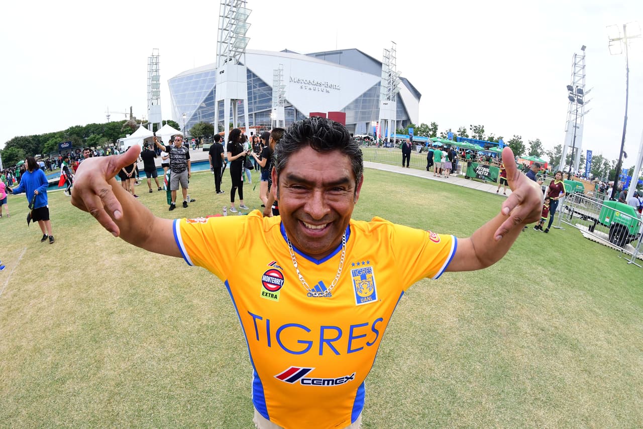 Con gran entusiasmo arribaron los aficionados de la Selección Mexicana para apoyar al Tri en su partido de preparación para la Copa Oro ante Venezuela en Mercedes-Benz Stadium, en Atlanta. Gran colorido y buen ambiente estaban armando los seguidores mexicanos y también los venezolanos que llegaron a apoyar a su Vinotinto, que se prepara para la Copa América.