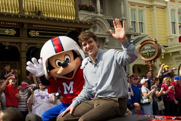 Como parte de las prerrogativas de ganar el JMV del Super Bowl, Eli Manning fue a Disney World. Así lució el quarterback en 'El Lugar Más Feliz del Planeta'.
