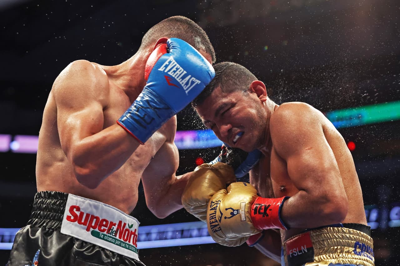 Los jueces otorgaron las tarjetas 115-113 para Román, 117-111 para Estrada y 113-115 para el mexicano, otorgándole así la victoria al Juan Francisco Estrada por decisión dividida y coronarse campeón unificado CMB, The Ring y AMB supermosca.