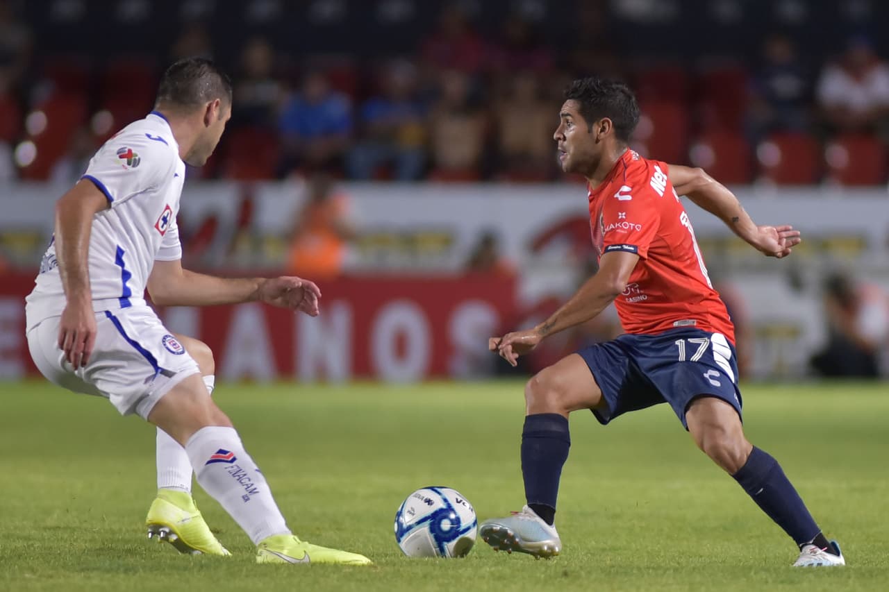 Villalva encara, en una jugada, a Pablo Aguilar sin éxito alguno.