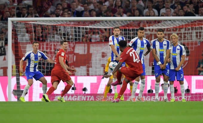 Lewandowski anotó doblete pero el conjunto bávaro no pasó del empate ante el Hertha en el arranque de la Bundesliga.