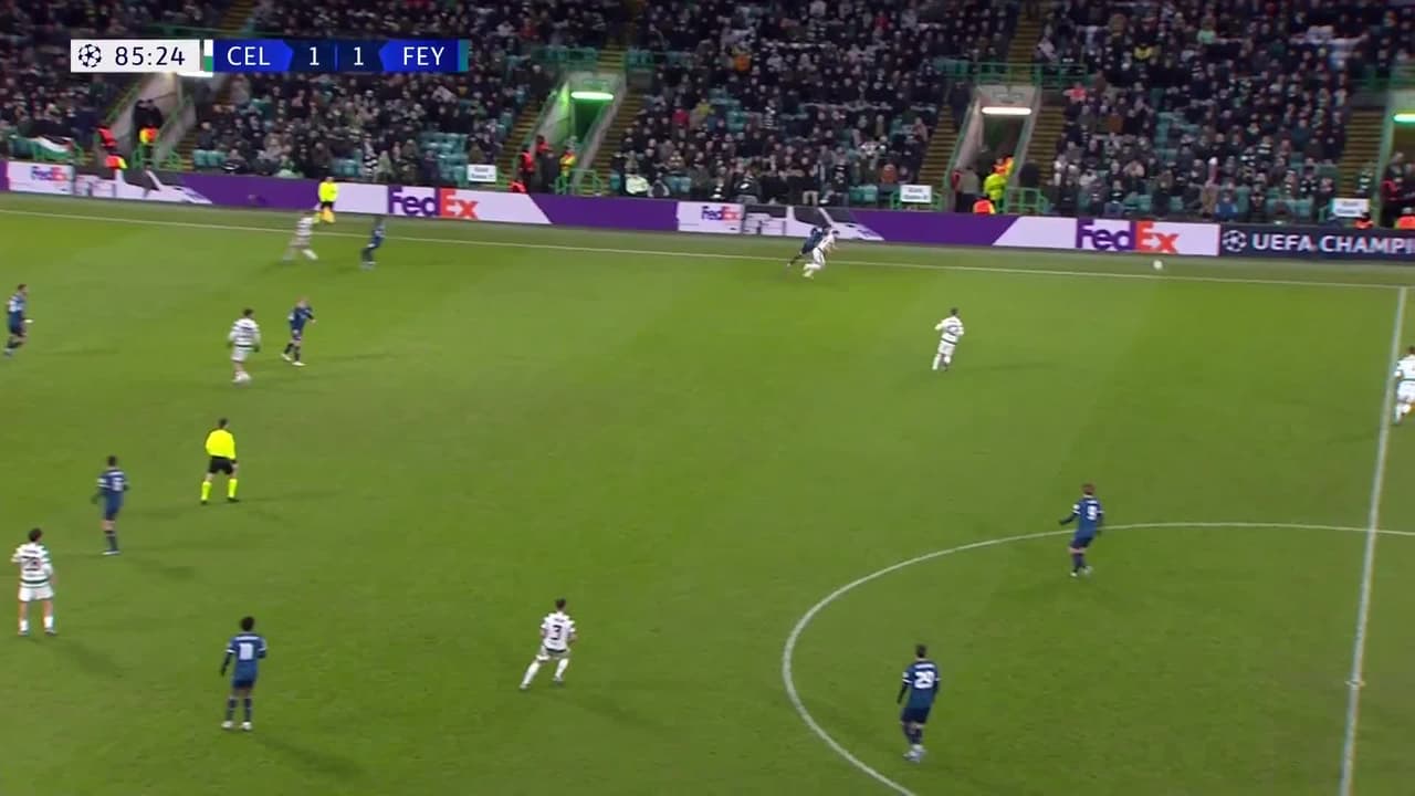 ¡TIRO ATAJADO! disparo por Santiago Giménez.