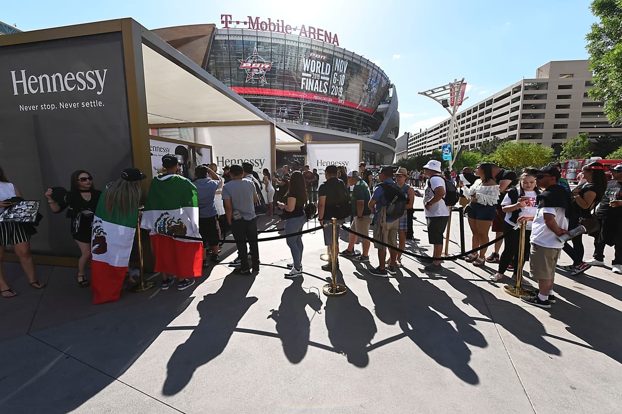 Las banderas mexicanas en las afueras del T-Mobile Arena de Las Vegas en apoyo al boxeador Saúl 'Canelo' Álvarez.