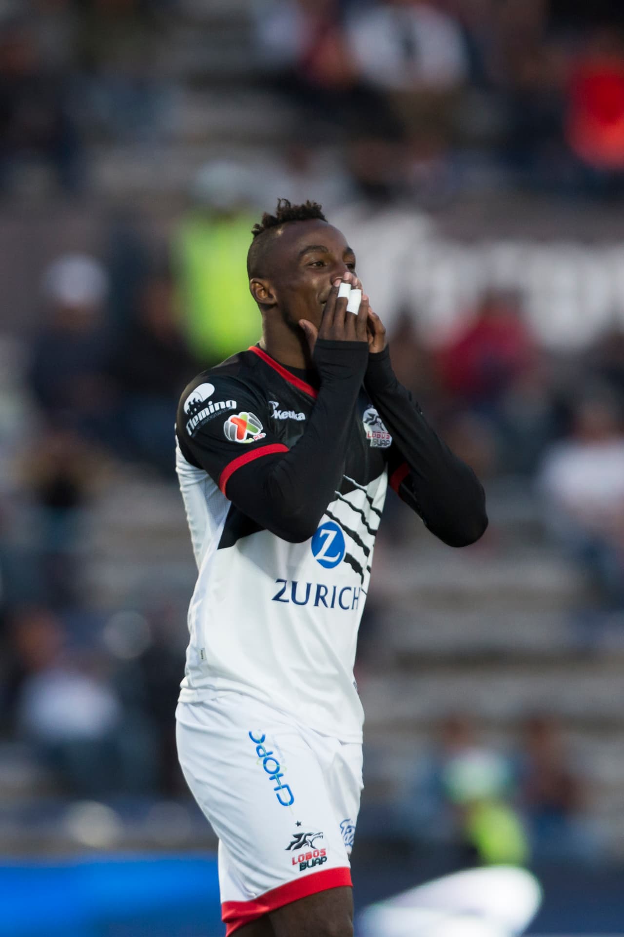 Julián Quiñones se lamenta tras una falla. El delantero colombiano no pudo ver marco en el encuentro.