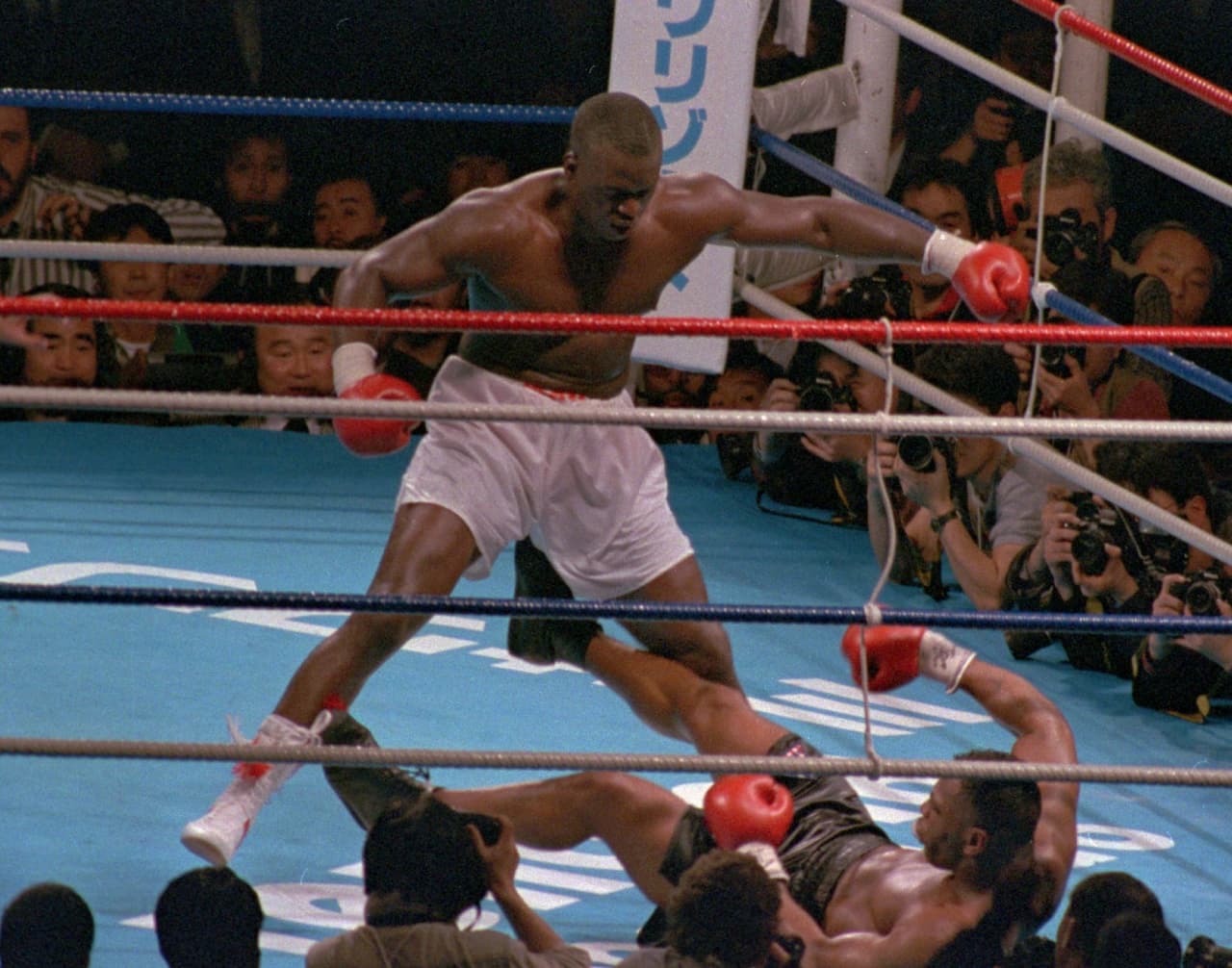 <b>Mike Tyson: </b>mientras las apuestas estaban 42-1 para el mítico boxeador, en febrero de 1990 las cosas se voltearon de una manera inesperada. James 'Buster' Douglas lo venció en 10 asaltos, cuando Tyson estaba acostumbrado a superar a sus rivales con facilidad.