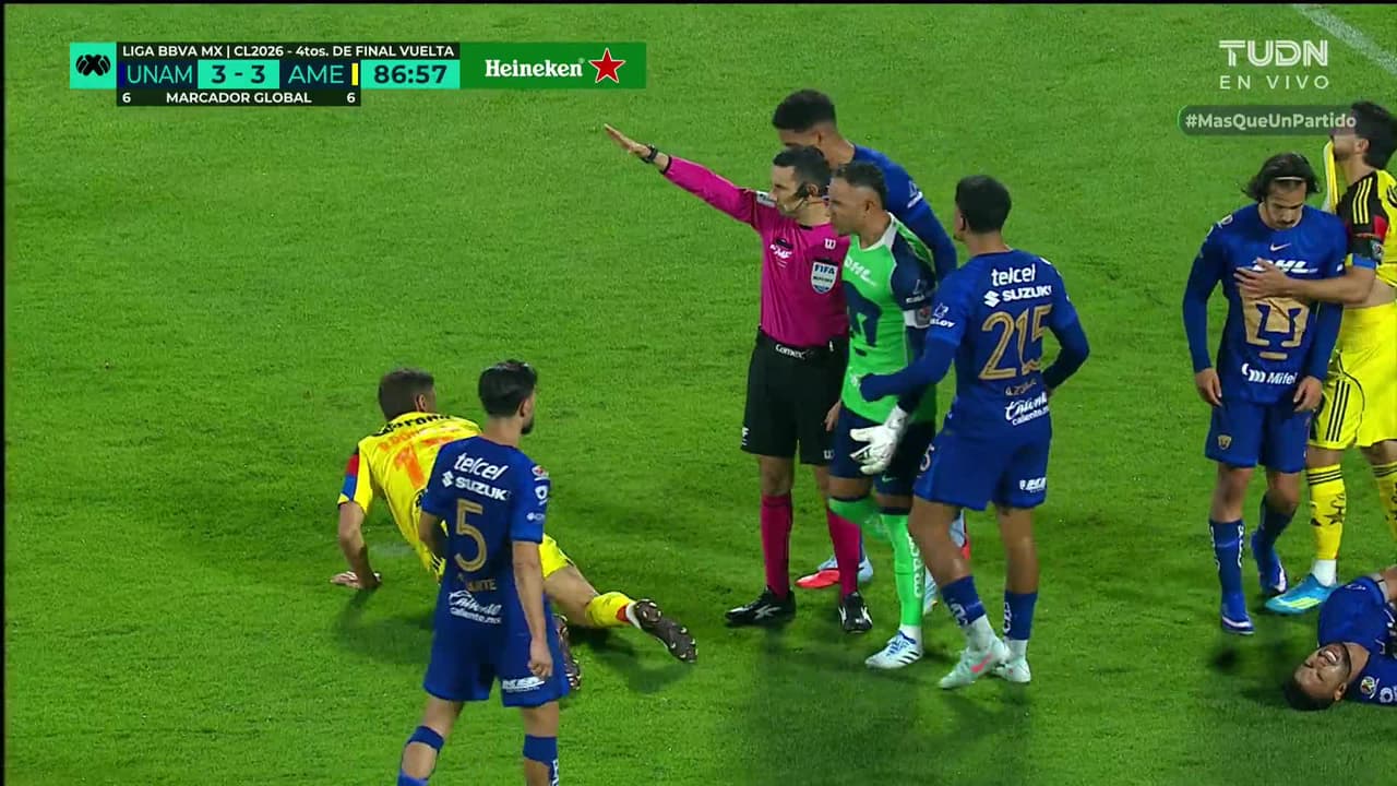 ¡CERCA! Henry Martín disparó que se estrella en el poste.
