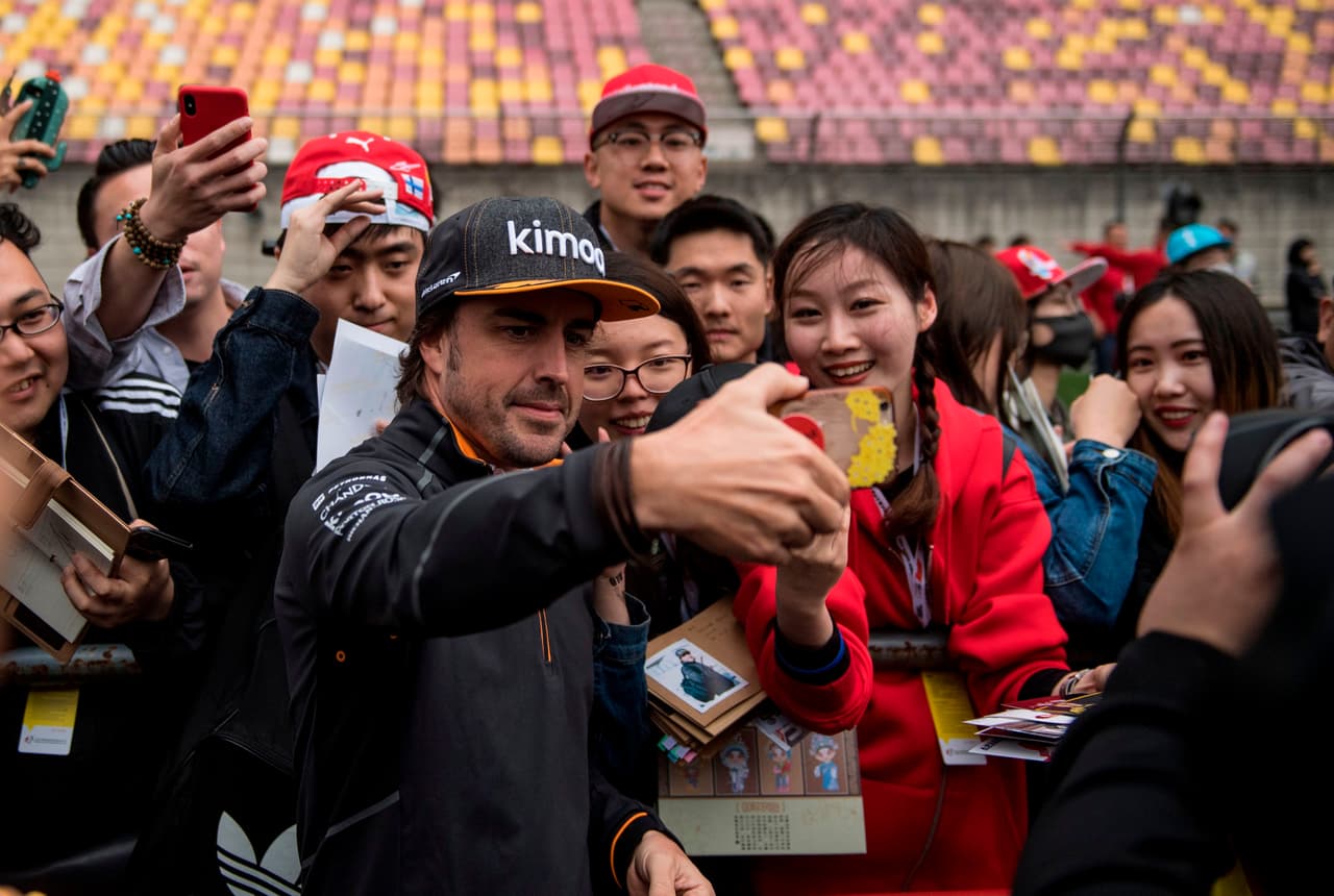 Los fanáticos asiáticos vivieron con emoción la llegada de los pilotos a la pista de Shanghai para la segunda carrera de la temporada de Fórmula 1 en el Gran Premio de China entre fotos y autógrafos.