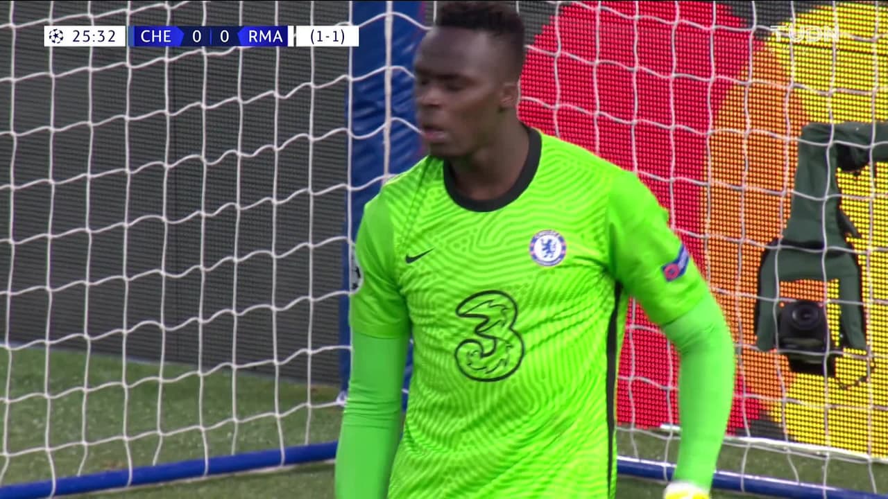 ¡TIRO ATAJADO! disparo por Karim Benzema.