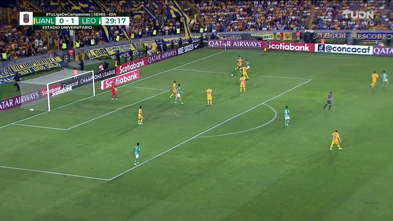 ¡TIRO ATAJADO! disparo por Luis Quiñones.