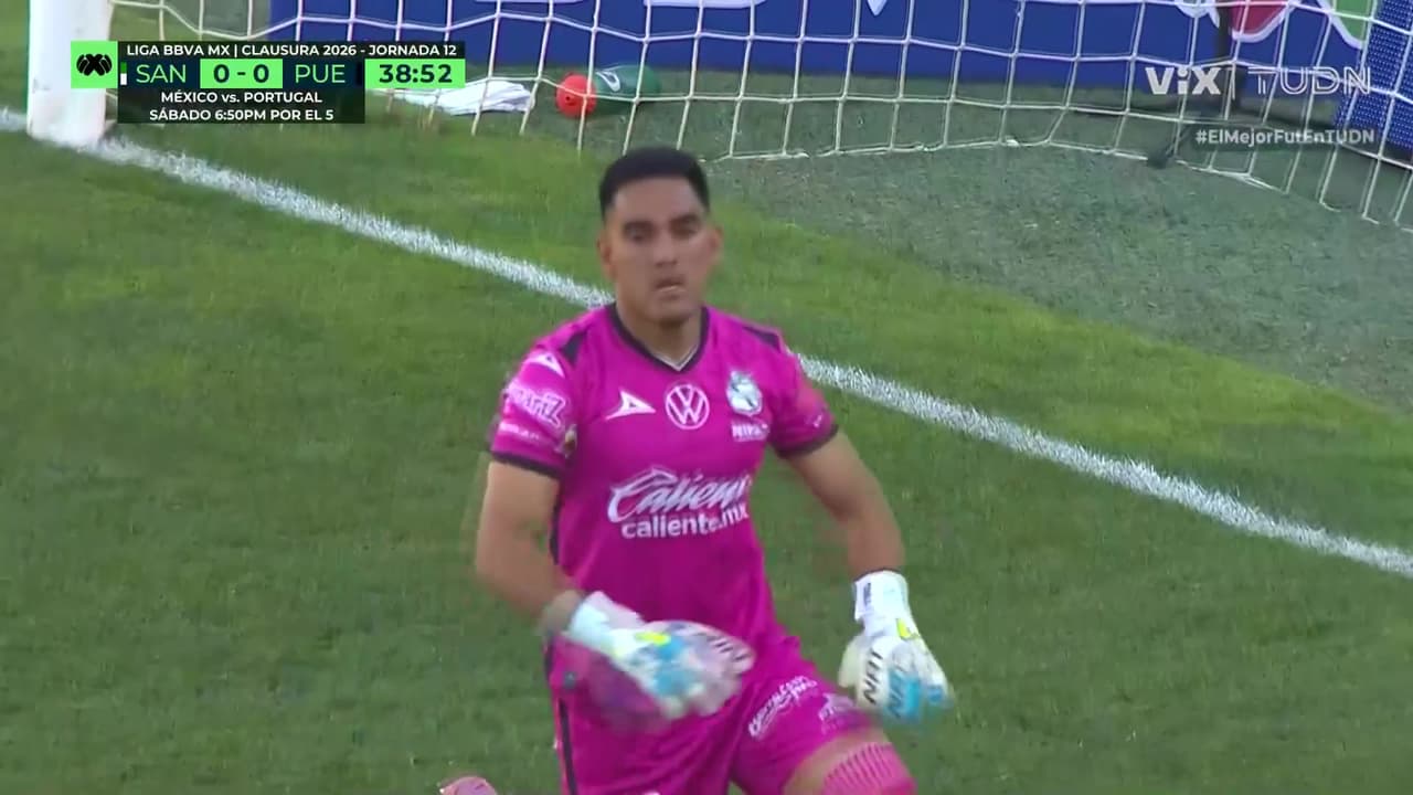 ¡Puebla se salva de un golazo de Santos por atajadón de Ricardo Gutiérrez!