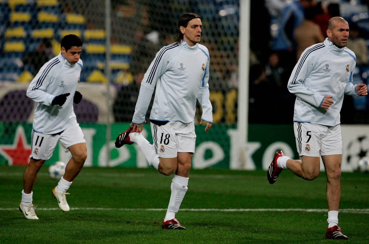 El defensa Jonathan Woodgate (centro) sufrió por las lesiones, no aportó mucho y al final de la temporada de 2006 fue cedido al Middlesbrough, donde cerró su carrera como profesional.