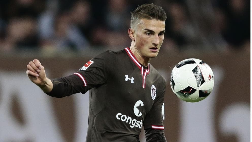 El joven Philipp Ziereis, que juega en el St. Pauli, sería una opción para llegar al Liverpool en la Premier League.