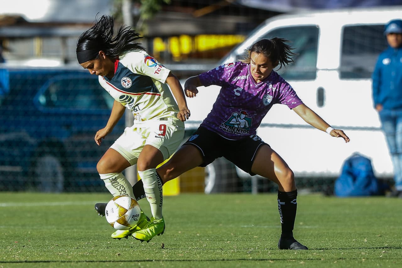 Lucero Cuevas (izquierda) llevó el peso del ataque del América pero también fue neutralizada por las defensoras del Pachuca.