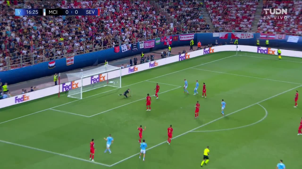 ¡TIRO ATAJADO! disparo por Jack Grealish.