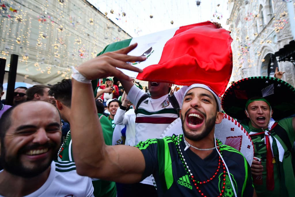 La fiesta mexicana tomó las calles de Moscú y con máscaras, banderas, sombreros y todo aquello que caracteriza a la afición Tricolor, causaron furor y contagiaron con su entusiasmo.