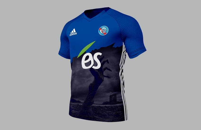 Desde ultratumba, una mano emergiendo desde la tierra se ve en el jersey del Racing Club de Strasbourg.