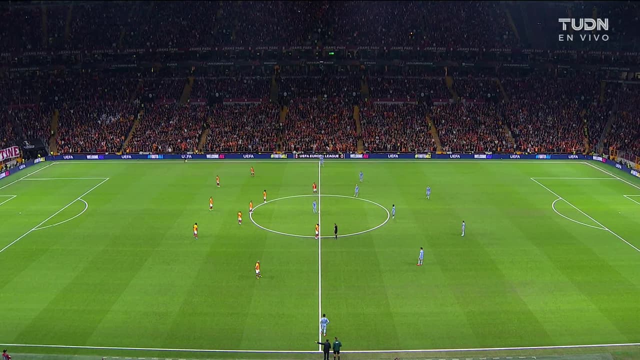 Arranca el partido y la pelota está en juego.