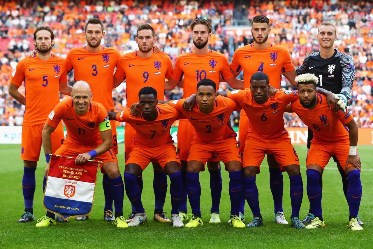 Con este equipo saltaban al campo: Cillessen; Tete, De Vrij, Hoedt, Blind; Vilhena, Wijnaldum, Pröpper; Robben, Janssen, Promes.