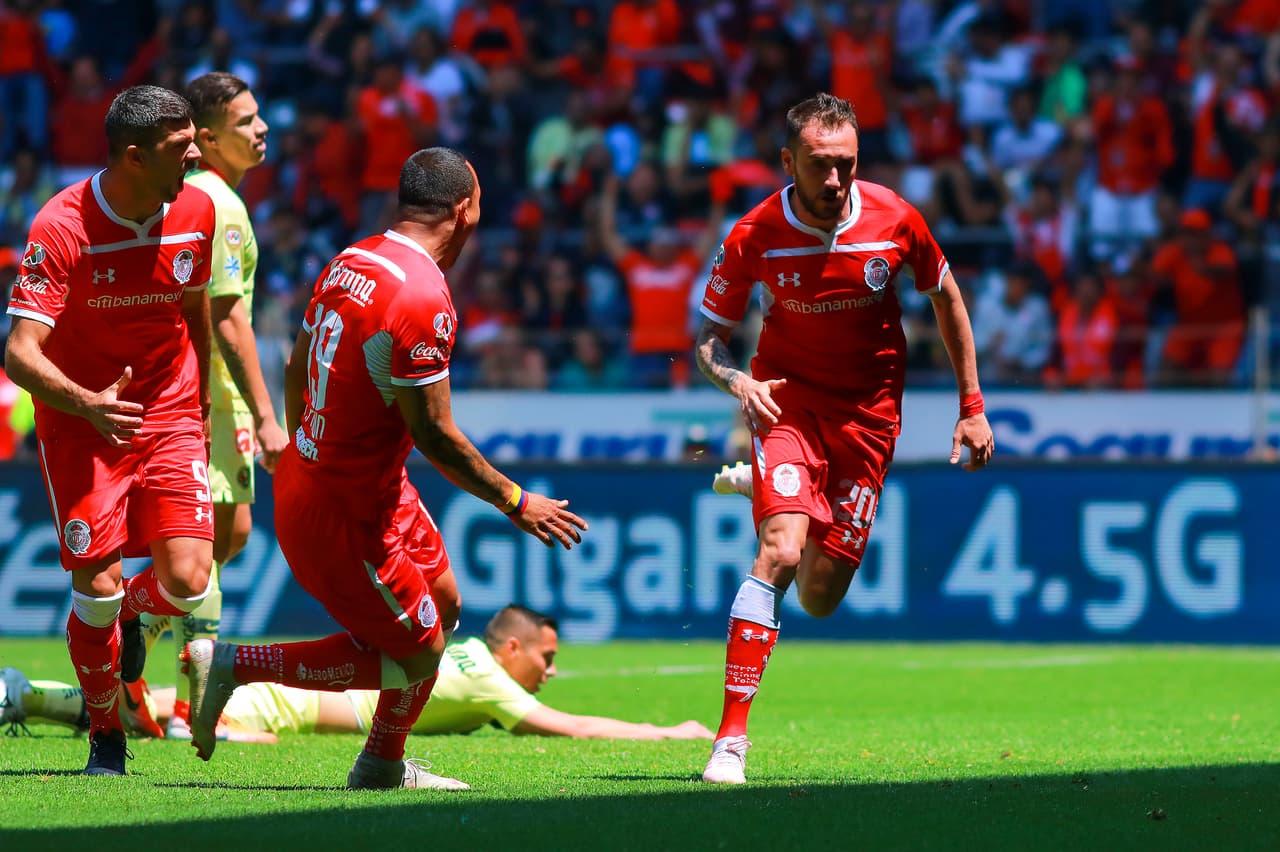 Muy rápido abrió el marcador el dueño de casa, gracias a Federico Mancuello (derecha) a los cinco minutos de juego.