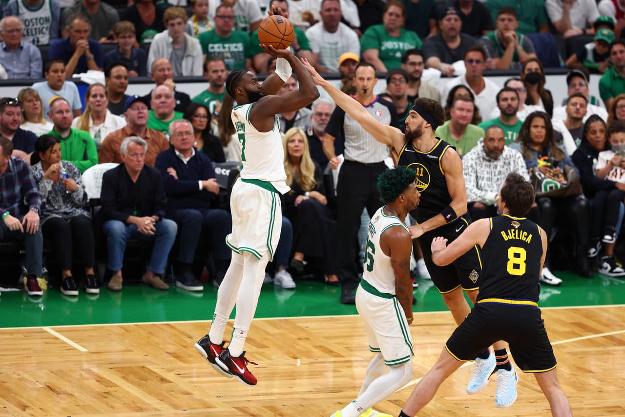 Con 43 puntos de un titánico Stephen Curry, los Golden State Warriors vencieron el viernes 107-97 en la cancha de los Boston Celtics y empataron 2-2 en las Finales de la NBA.