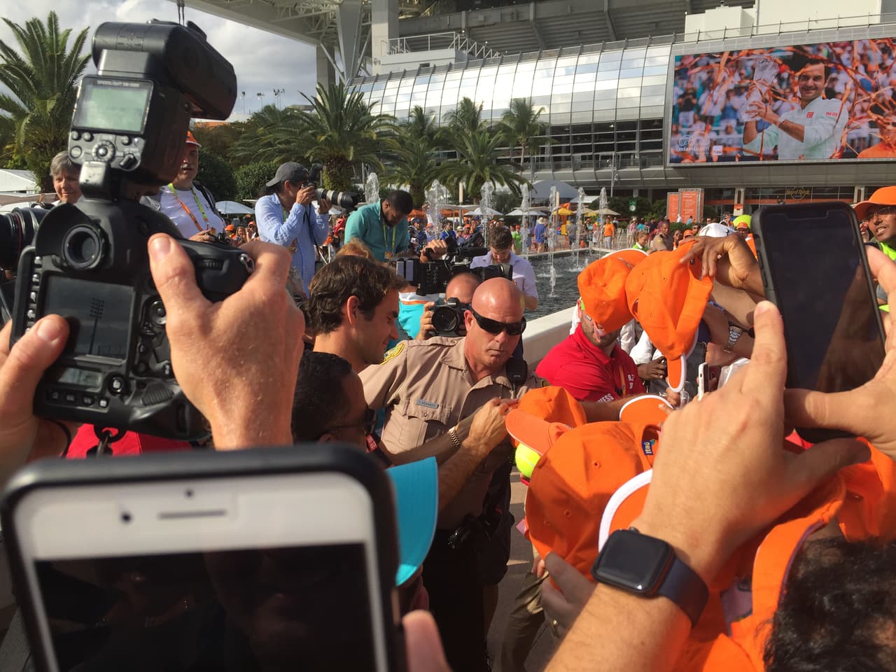 Luego de posar con el trofeo del Miami Open, Federer atendió a las decenas de fans que se dieron cita en el torneo de la Florida.