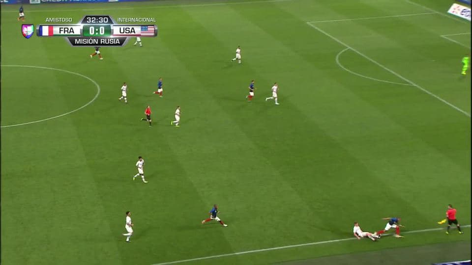 Matt Miazga despeja el balón y aleja el peligro