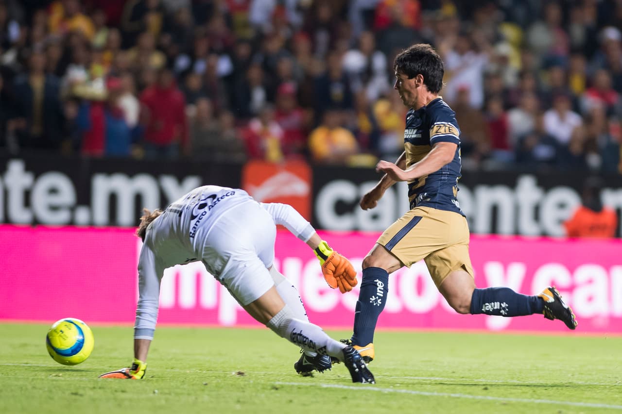 El 'Chavo' Alustiza sacó a pasear al arquero de Monarcas para abrir el marcador de visitante. Es el segundo partido consecutivo que el argentino marca con el conjunto auriazul.