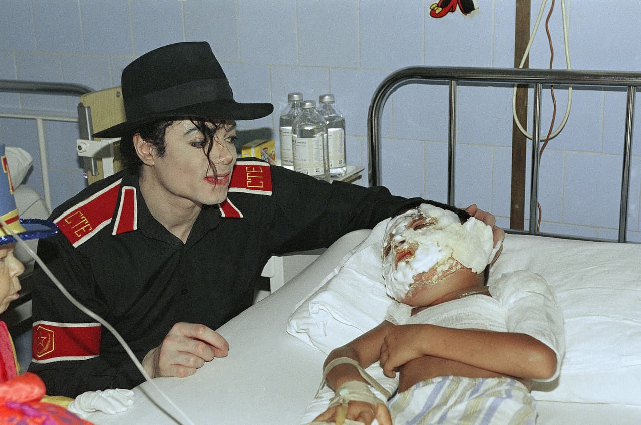 Tuvo corazón altruista, pues donó millones de dólares a varias organizaciones y programas de caridad, entre ellas: lucha contra el abuso, sida, animales, cáncer, niños y medio ambiente.