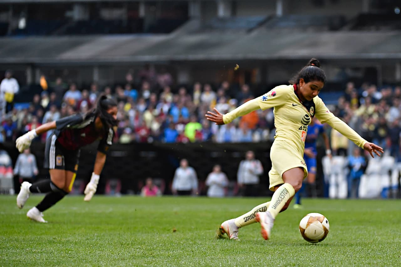 En una jugada de gran talento y calidad sacó a la guardameta de Tigres Alejandra Gutiérrez para eludirla y definir con la cabaña vacía.