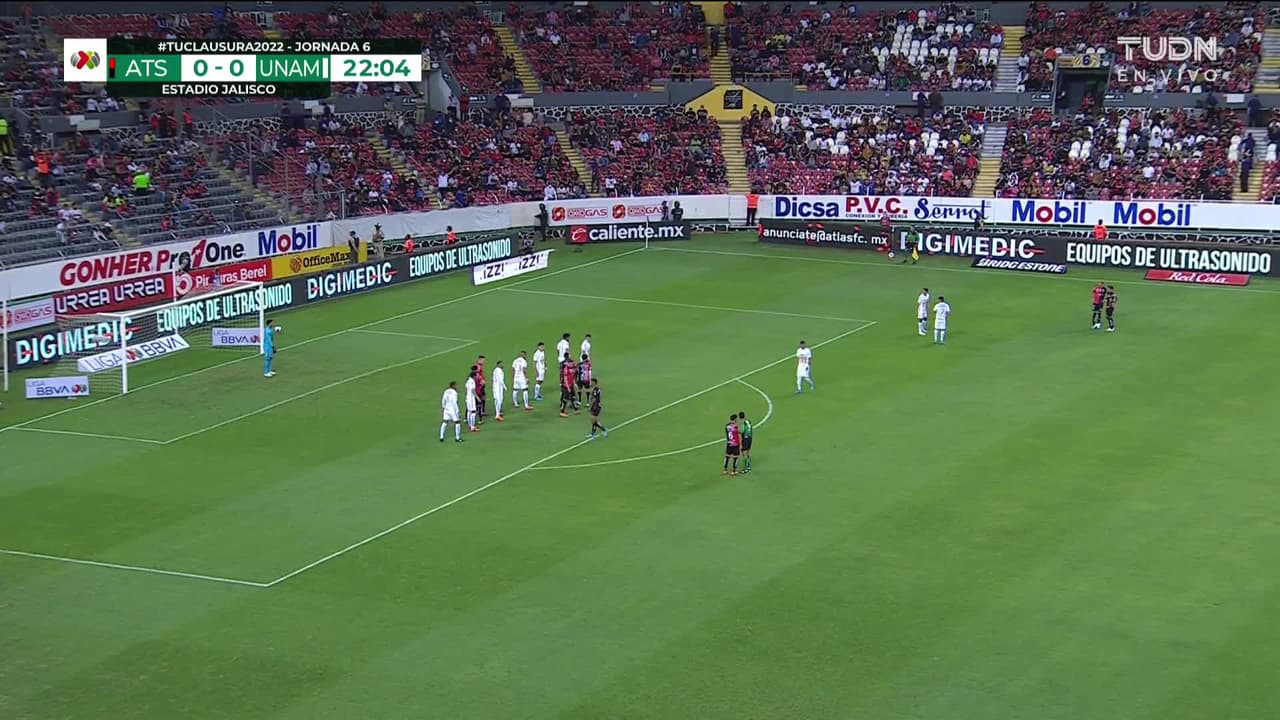 ¡TIRO ATAJADO! disparo por Julián Quiñones.