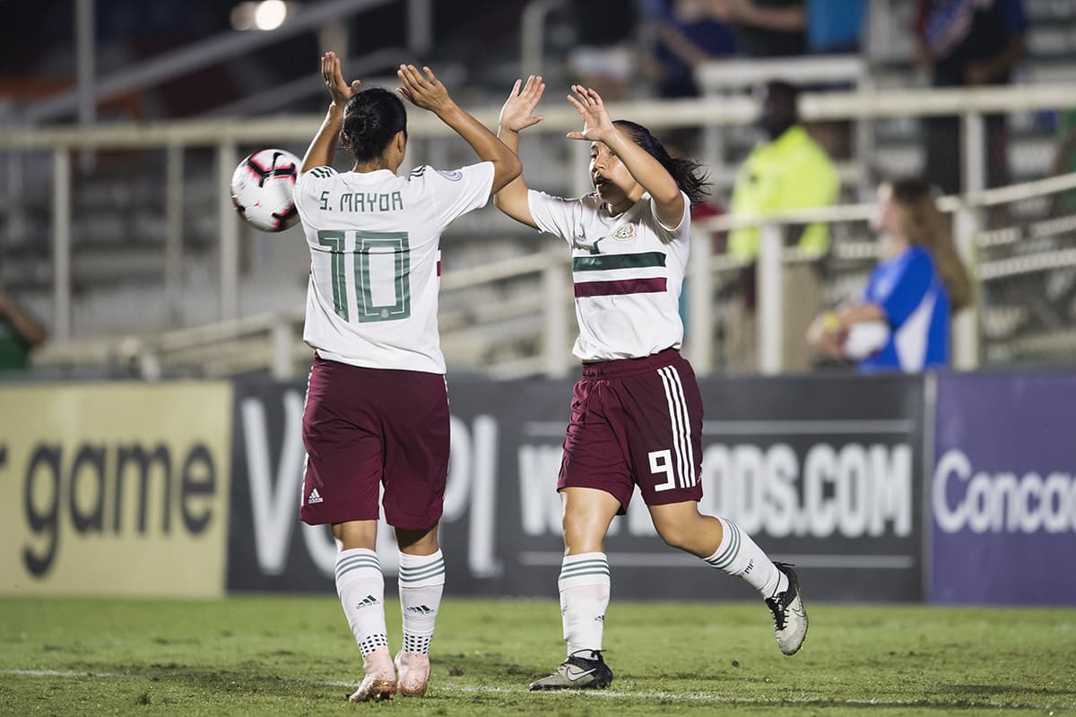 Al minuto 33, Charlyn Corral (derecha) marcó el primer gol para México.