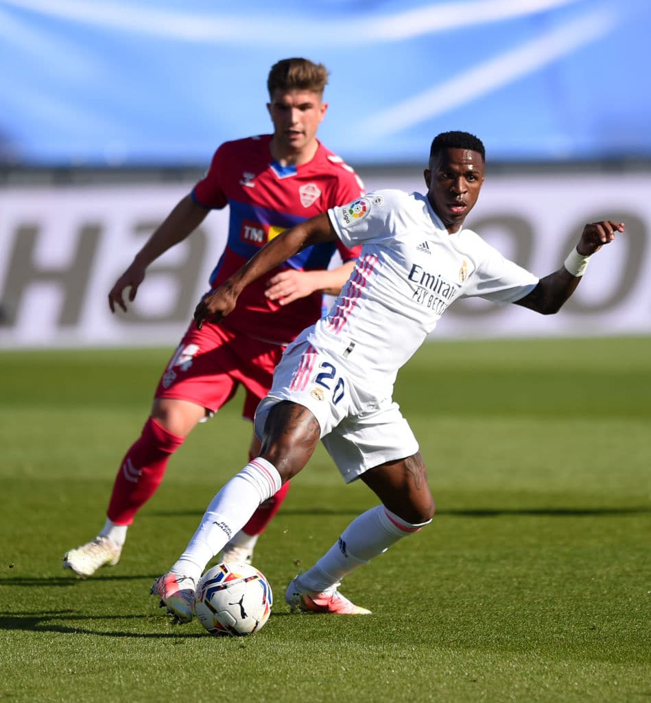 El doblete de Karim Benema (73' y 90+1'), el Real Madrid logra vencer 2-1 al Elche y continúan en la pelea por el título. El segundo go de Benzema llega como un balde de agua fría para el Elche, que se encunetra en la décimo séptima posición en la tabla con 24 unidades.