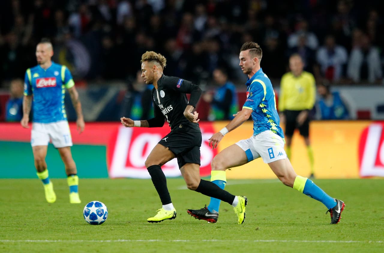 Por momentos se veía al ex Barcelona muy tirado atrás para ser el puente entre el mediocampo y la delantera, pero los espacios estaban bien cubiertos por el Napoli.