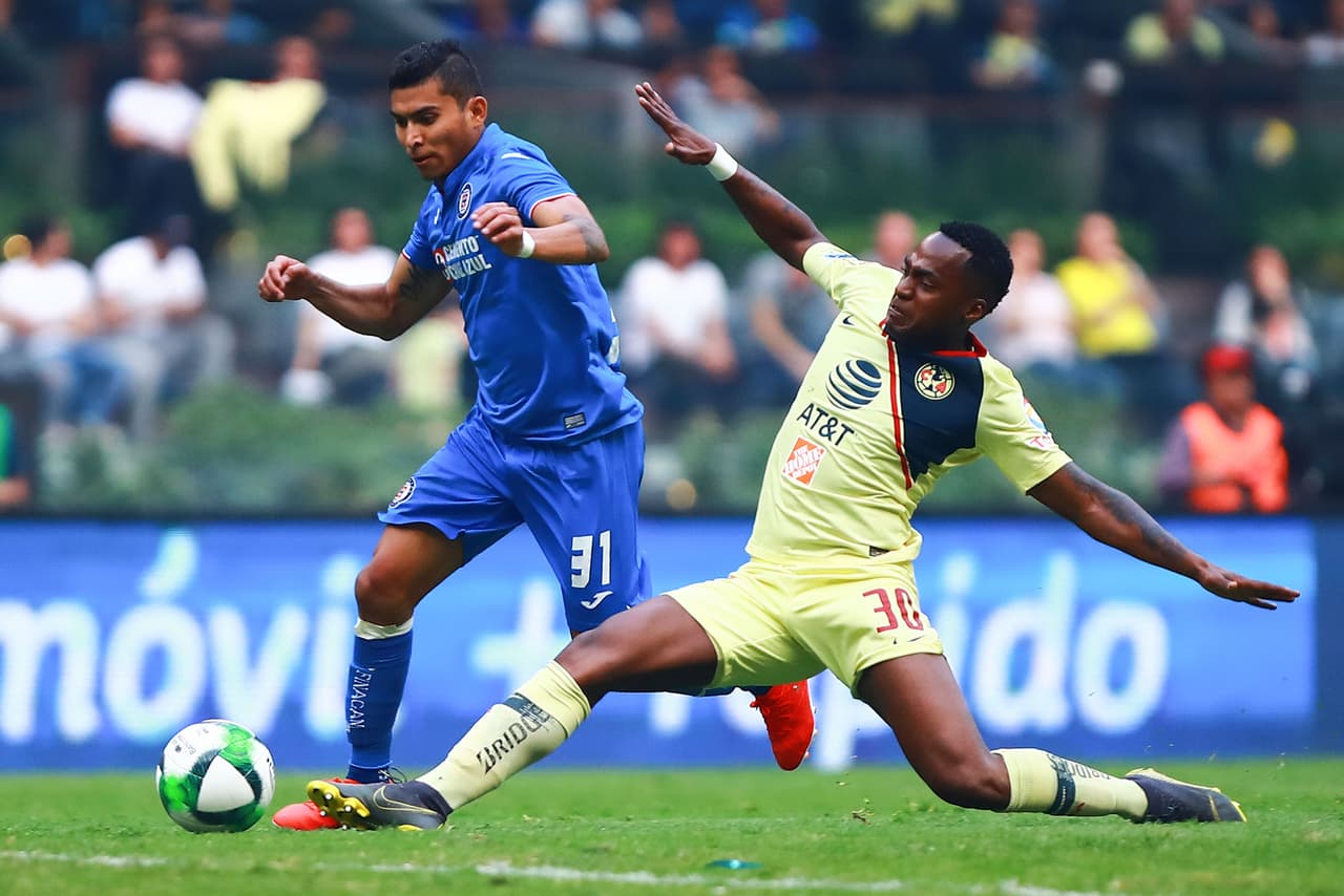 El ecuatoriano Renato Ibarra (derecha) se encargó de darle un nuevo aire al América en la desventaja del partido para sostener el marcador global.