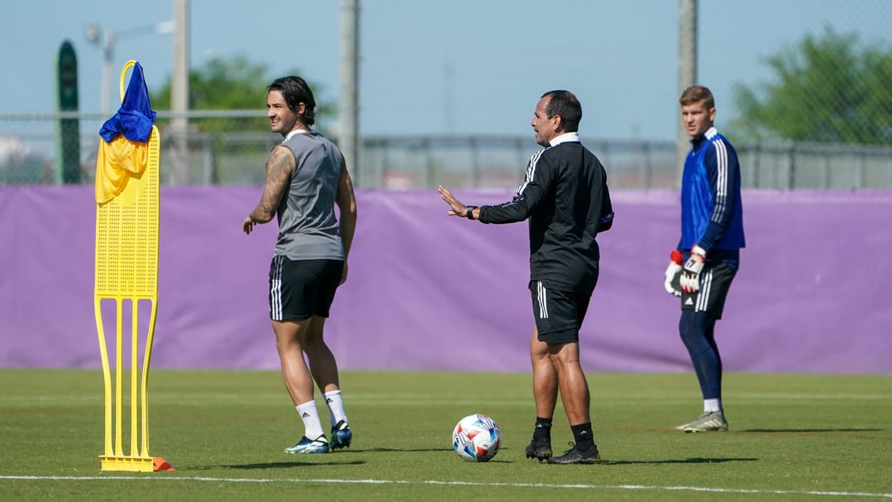 La nueva figura Alexandro Pato recibe las recomendaciones del técnico.