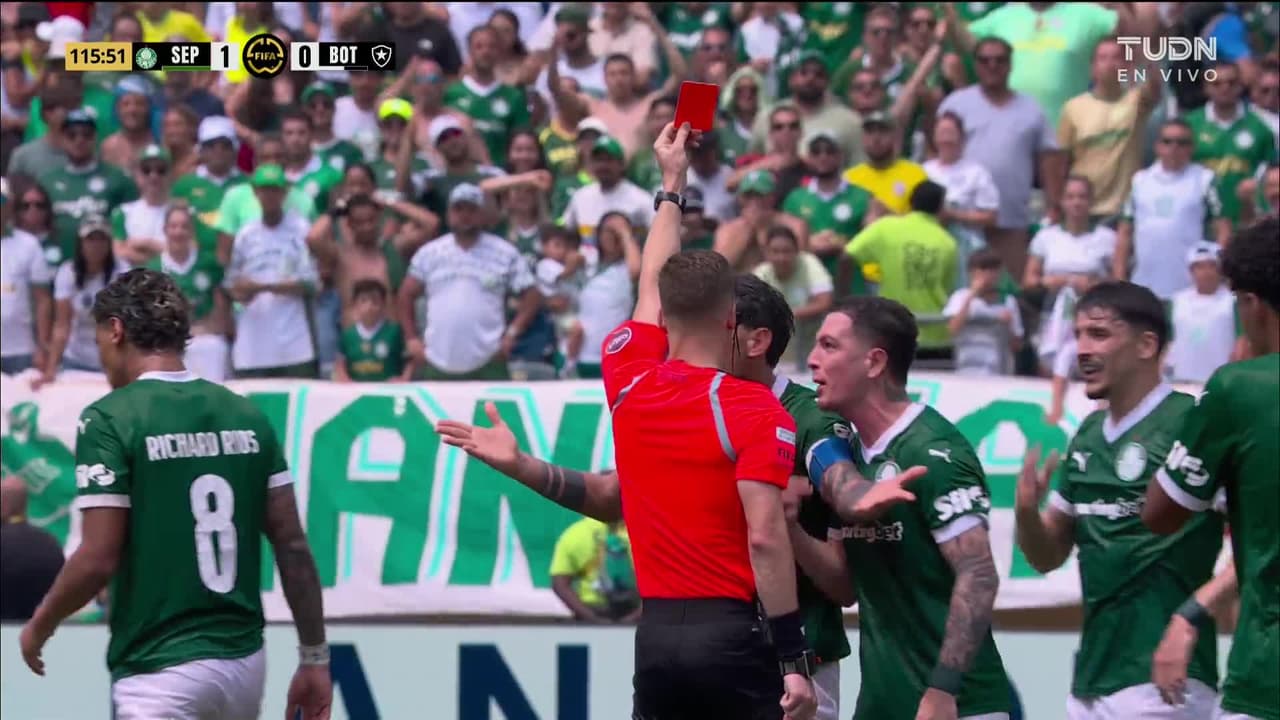 Para las regaderas. Gustavo Gómez se va expulsado, pero a pasito de tortuga