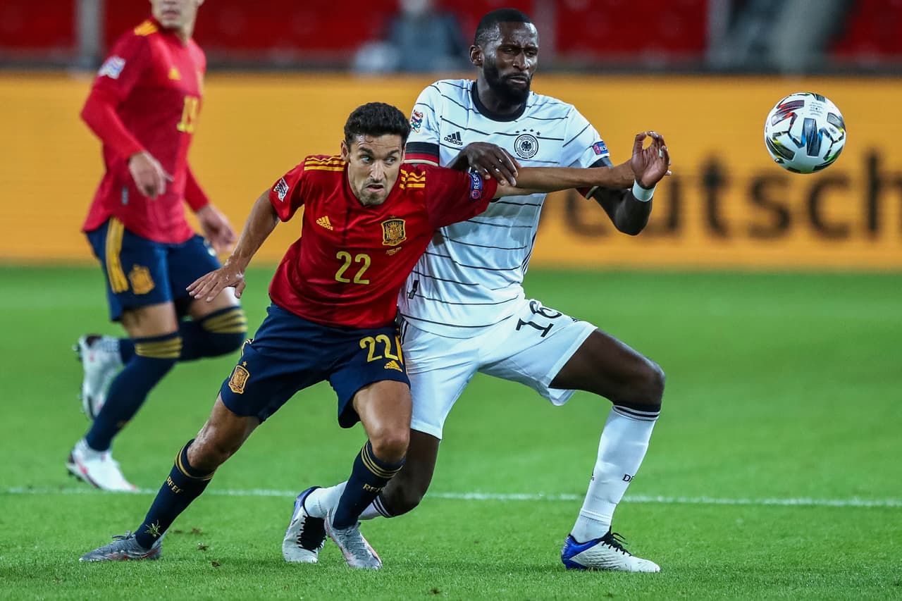 Los españoles no se quedan atrás y Rodrigo queda solo ante Trapp pero el guardameta hace buen trabajo.