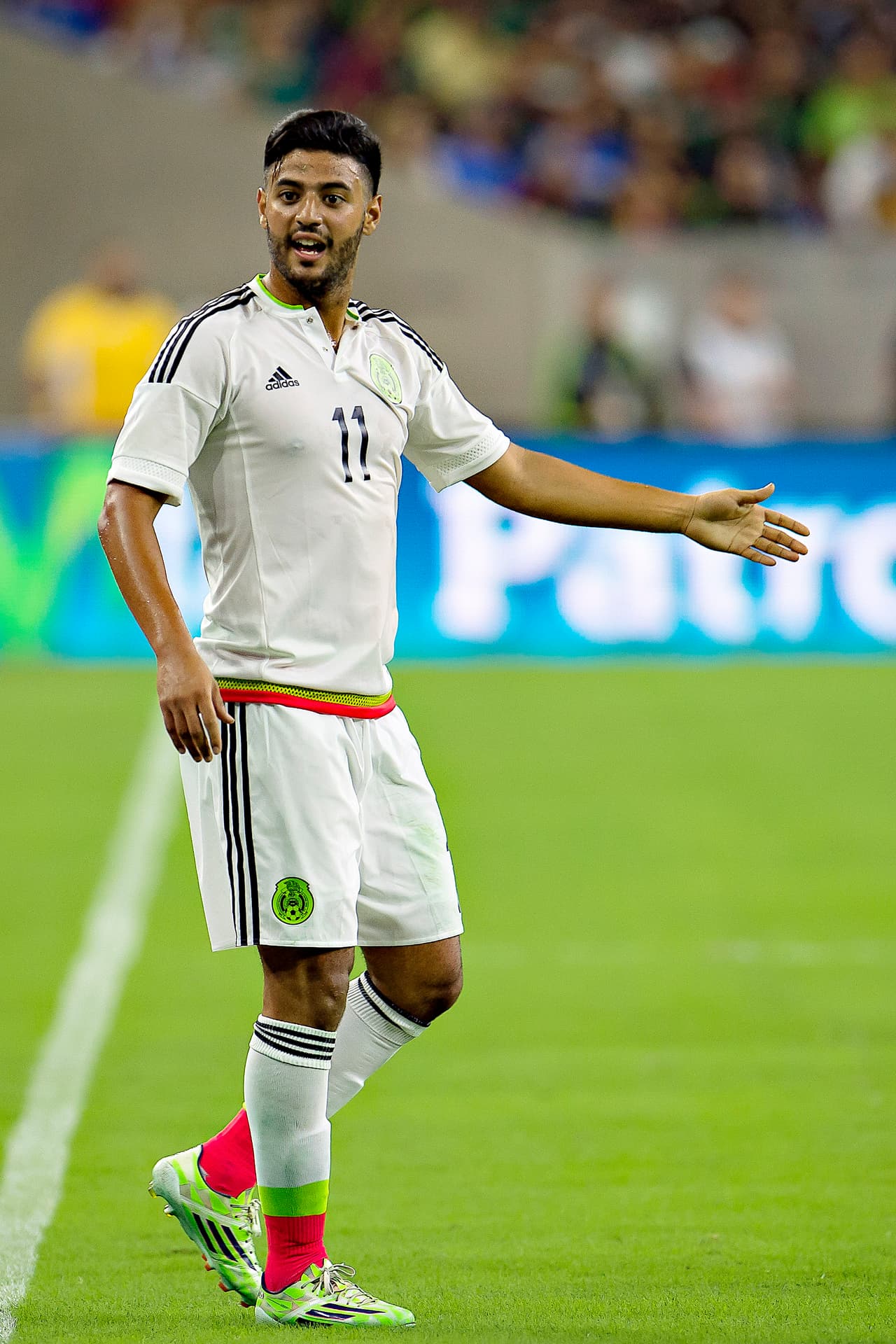 8 Carlos Vela enseñó un poco del nivel viene siendo una costumbre en Europa. Estrelló dos balones en los postes y va encontrando un lugar en la delantera del Tri.