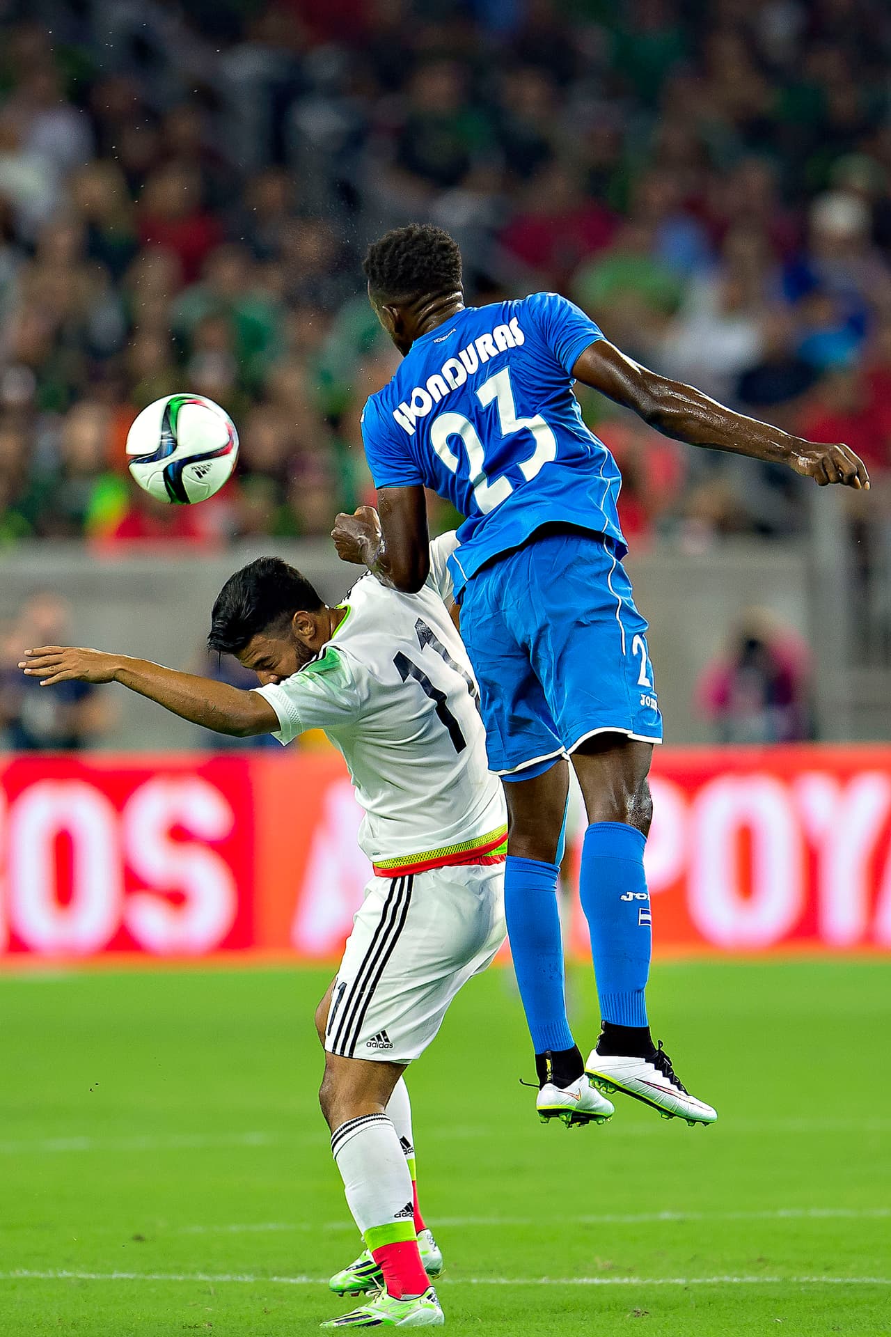 8 Johnny Palacios fue el mandamás en la defensa catracha. Se impuso con fuerza y autoridad, y aguantó el dominio mexicano cuando fue preciso. En muchos casos con pierna fuerte.