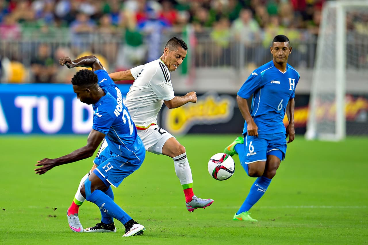 7 Bryan Acosta tuvo una agria y dura batalla con los mediocampistas mexicanos. A veces la pierna se le fue un poco de más, pero en general cumplió con una buena actuación.