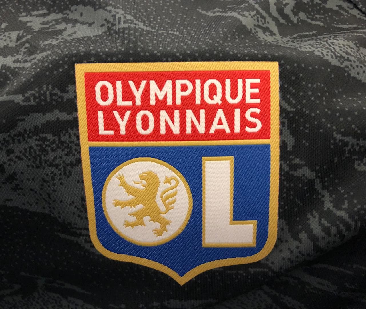 Artem Dzyuba le dio al Zenit victoria inicial en San Petersburgo. Alexandre Lacazette del Lyon trajo el empate después del medio tiempo.