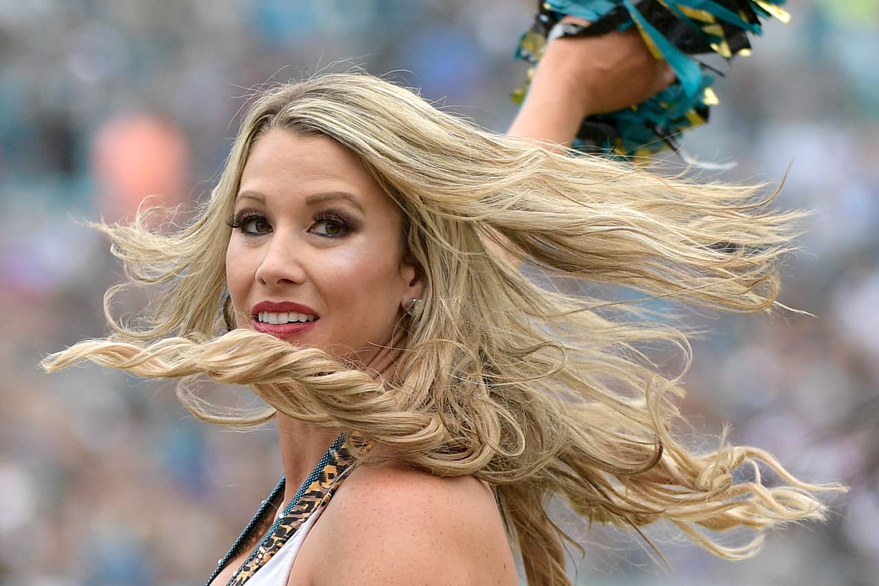 Las sensuales animadoras de la NFL le dieron alegría, belleza y energía al espectáculo del fútbol americano estadounidense en su Semana 13 de competencia, en un condimento único para el público.