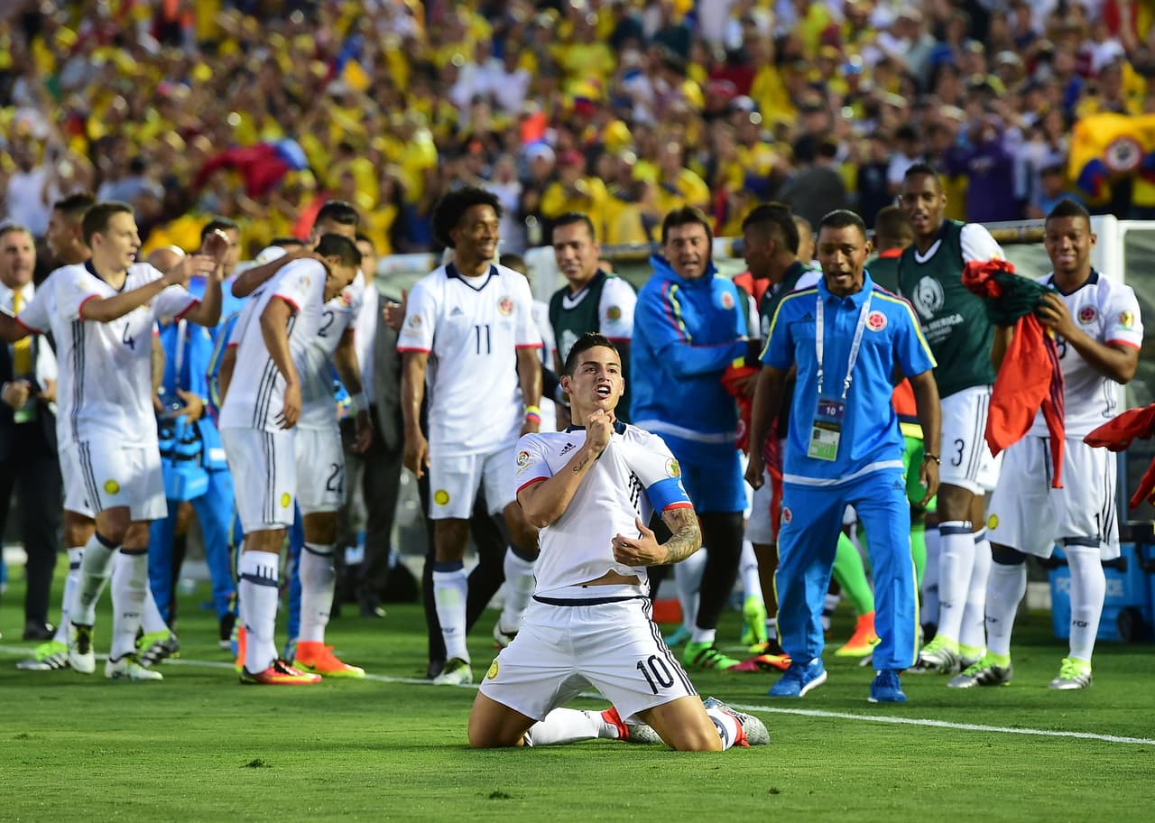 James Rodríguez, de Colombia, celebra su gol, el segundo contra Paraguay.