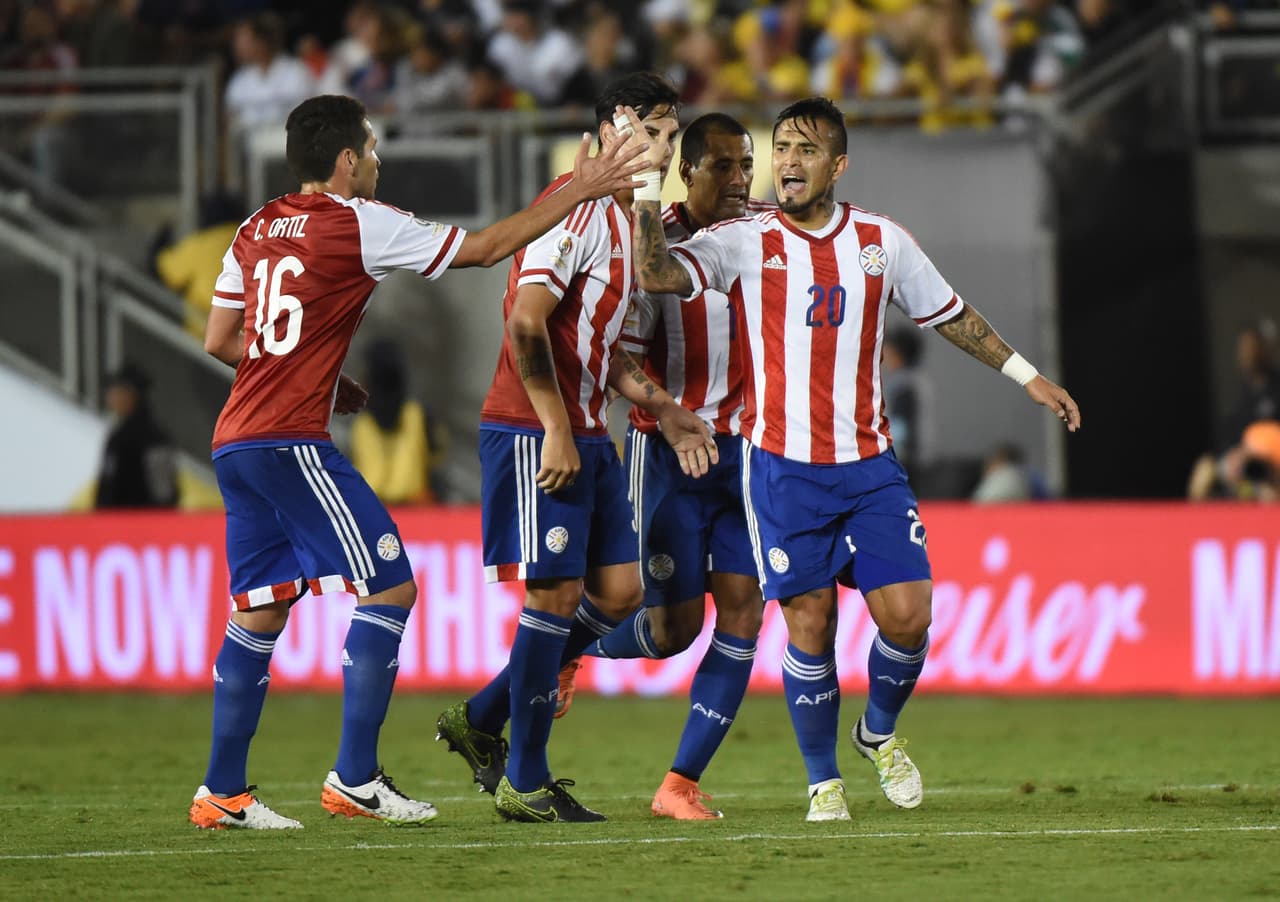 Victor Hugo Ayala, de Paraguay, celebra tras anotar contra Colombia. Sin embargo, su gol no fue suficiente.