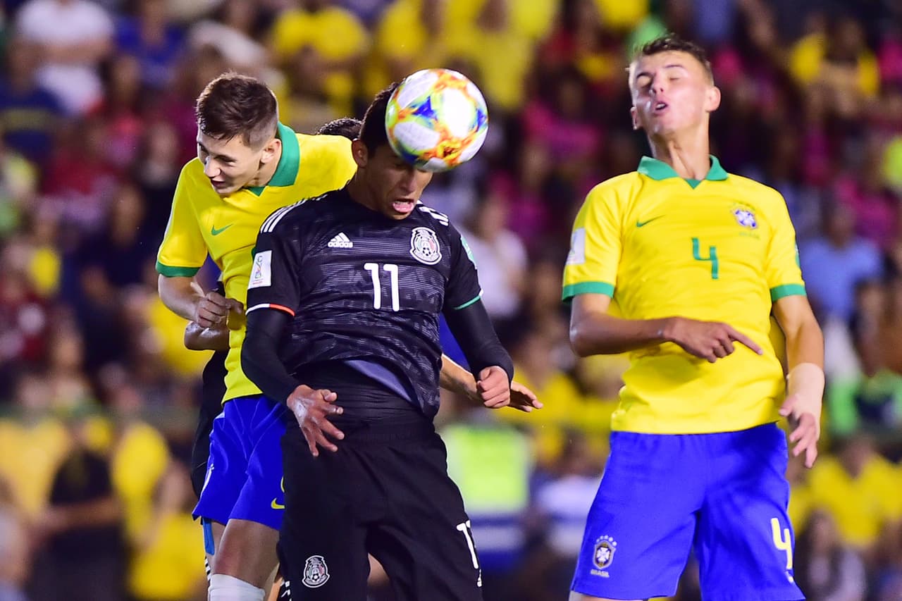 Centro de Pizzuto, por la banda izquierda, que remata de cabeza Bryan González para vencer al portero y anotar para el Tri.