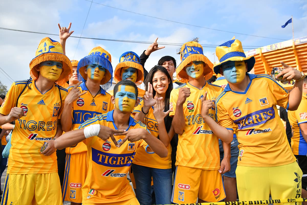 Los fanáticos de Tigres lucen con orgullo sus colores previo al Clásico Regio.