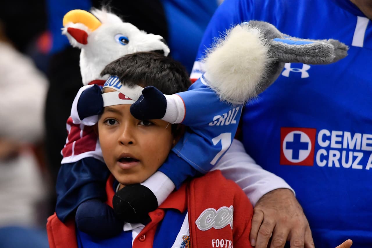 Fanáticos de Cruz Azul en el Estadio Azteca antes del juego contra Chivas.