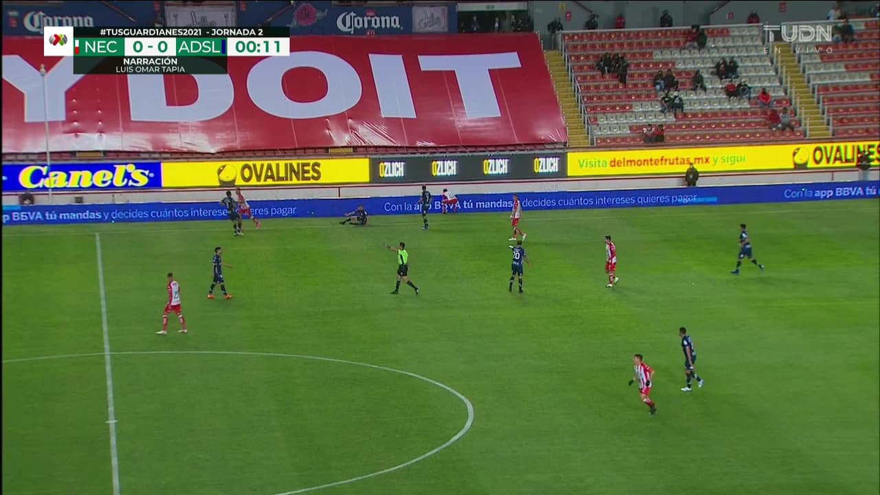 Arranca el partido y la pelota está en juego.